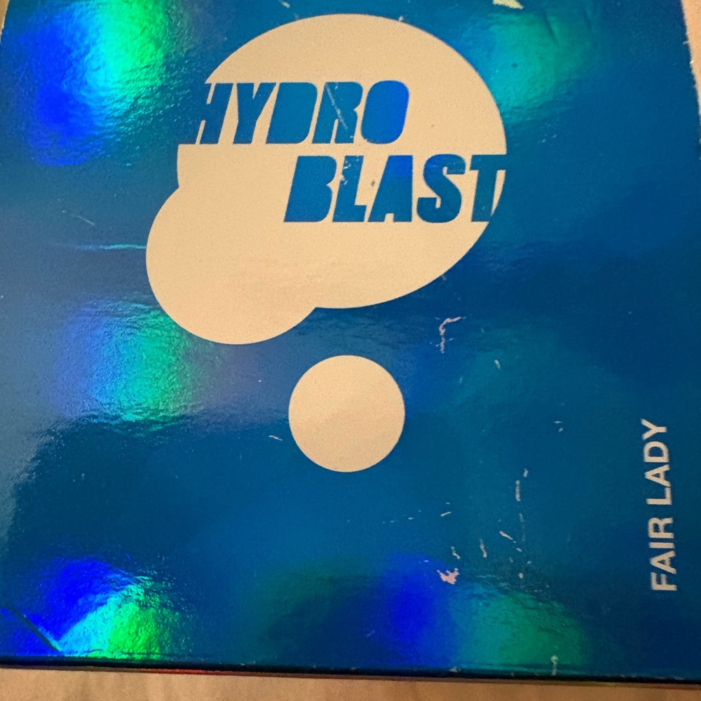 Hydro Blast UOMA beauty finishing powder - fair lady